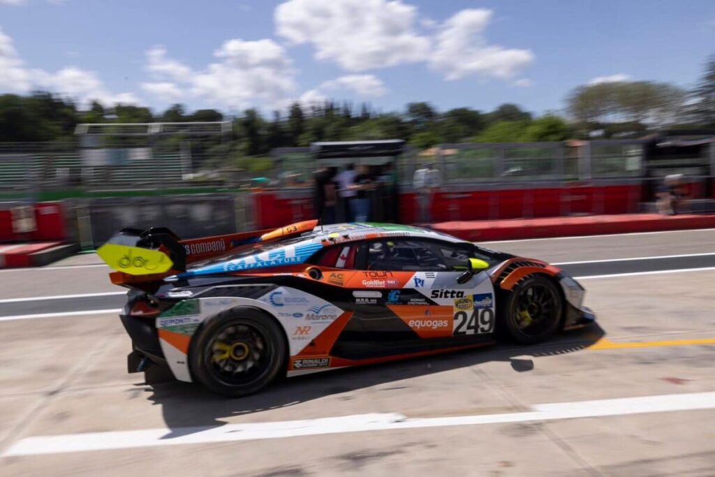 auto sportiva in pista